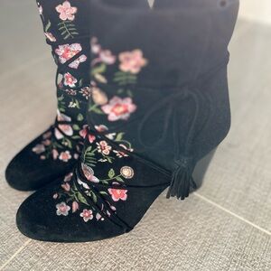 Black Heeled Boots with Floral Embroidery and Fringe